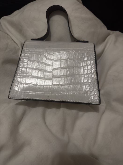 Бяла дамска чанта