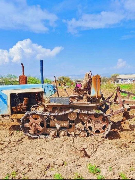 КД-35 gusenichniy traktor + plug