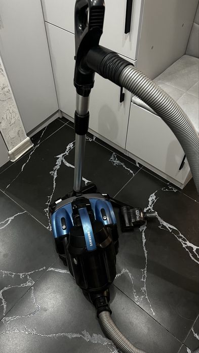 Продаётся пылесос Samsung 2100W.