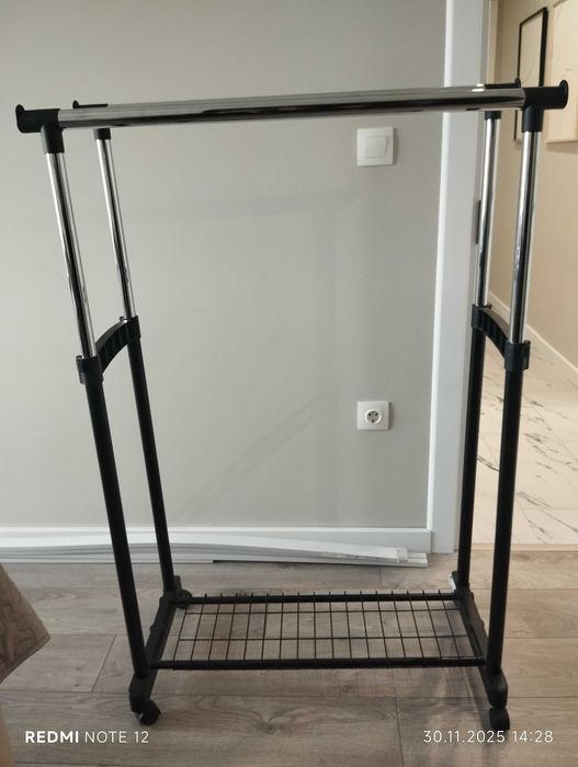 Щендер/стойка за дрехи Юск