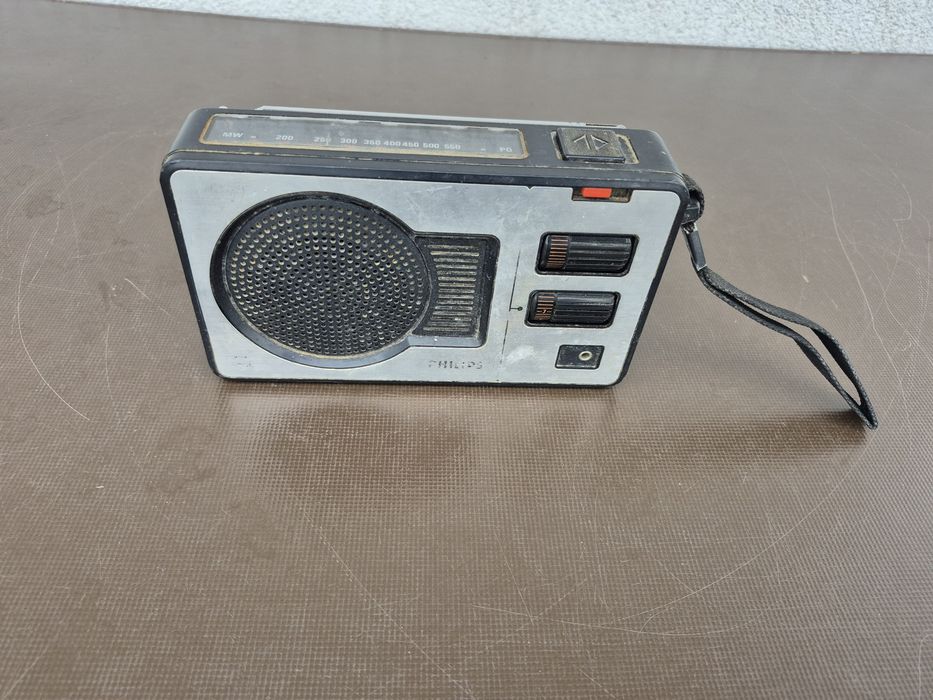 Vând Radio  marca Philips  , model 90 AL 170/00

- Carcasele prezinta uzura ,exfoliere,zgirieturi, bucati lipsa. 

- radio nu  a fost probat si acest