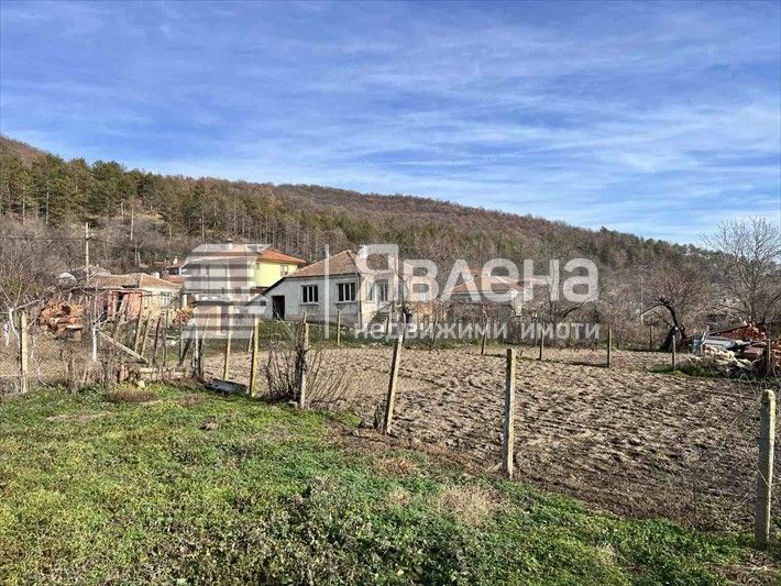 Самостоятелна къща с двор в с.Горица