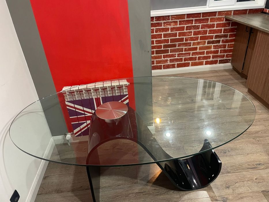 Стекляный стол дизайнерский