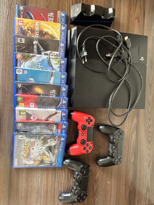 ps4, три джостика, кабеля, игры, подставка для джостика