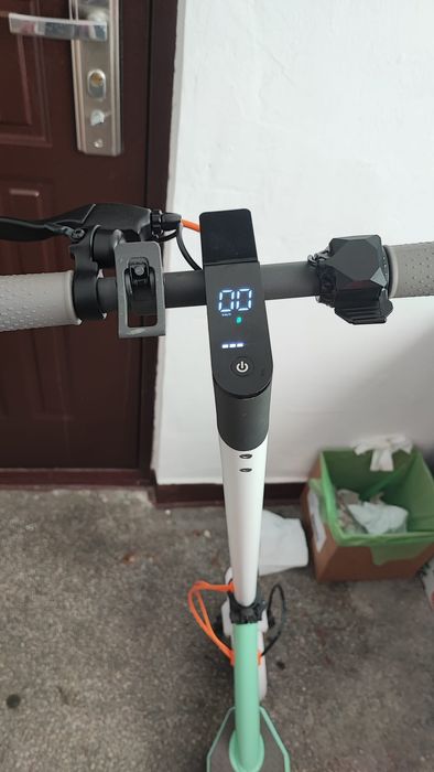 Se vinde Trotineta Electrica Motus Scooty 10 lite