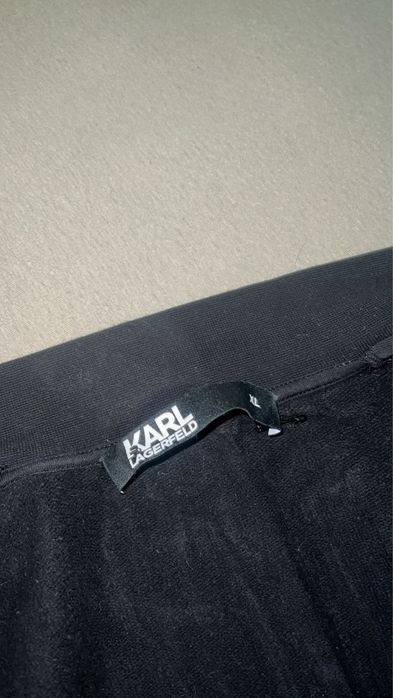 Vand trening de barbati de la Karl Lagerfeld,purtat doar de cateva ori