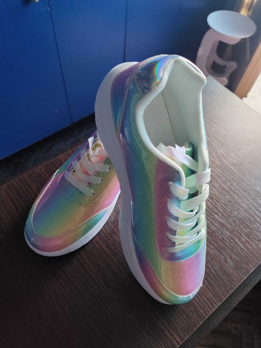 Цветни маратонки