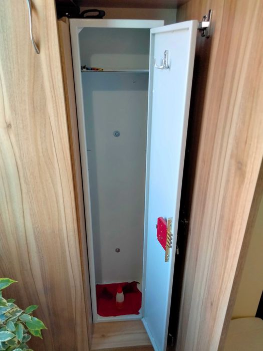 Оръжейна каса и ловни дрехи