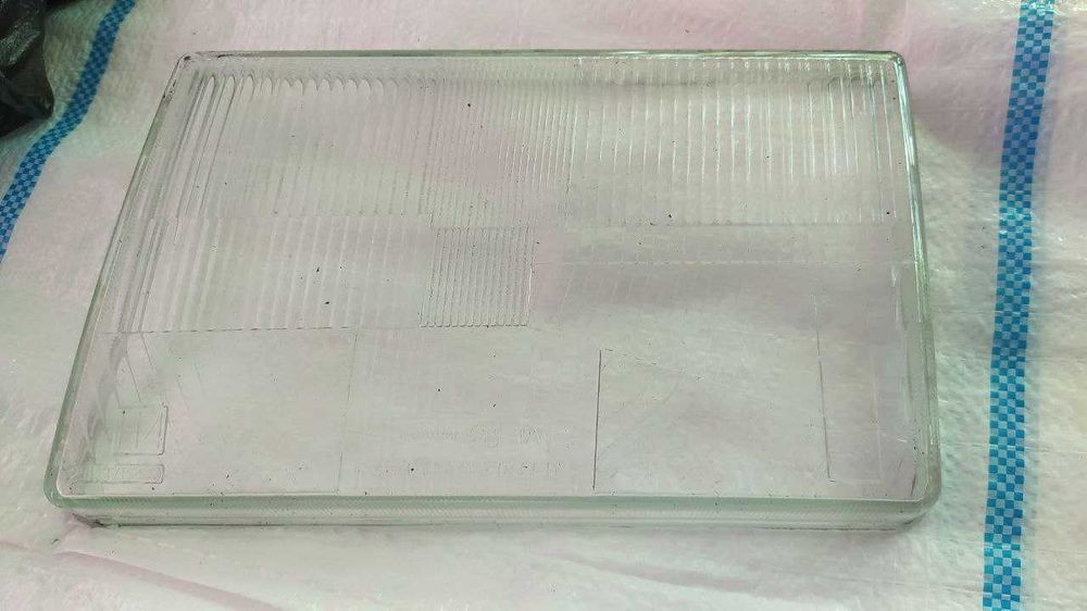 стекло от фары волга 3110 и москвич 2141  (сторона водителя 1 шт)