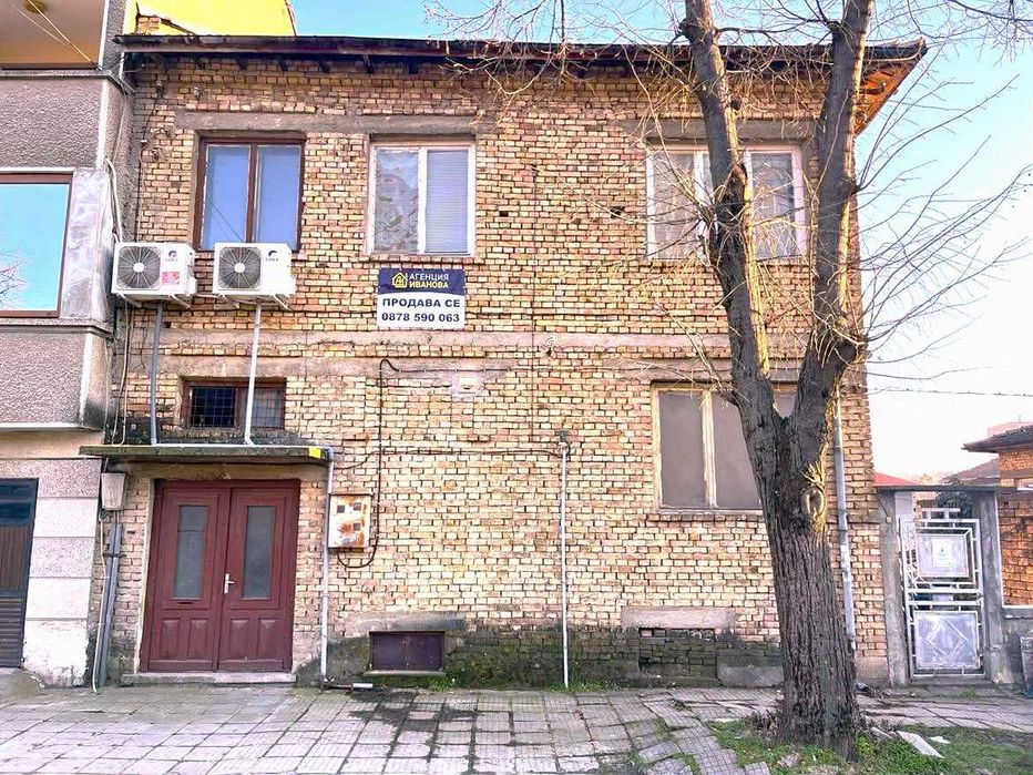 Етаж от къща с двор и стопански постройки на главен булевард – гр.Попово