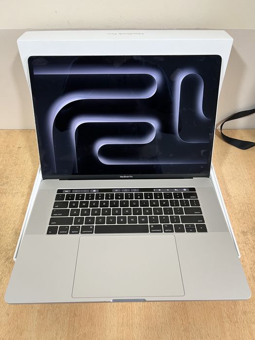 Macbook 15 inch 16/512GB
