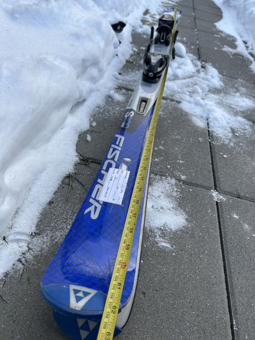 Vând schiuri 200 lei perechea!