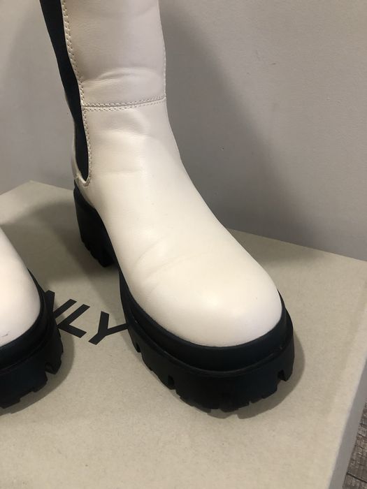 Продавам много симпатични ботушки