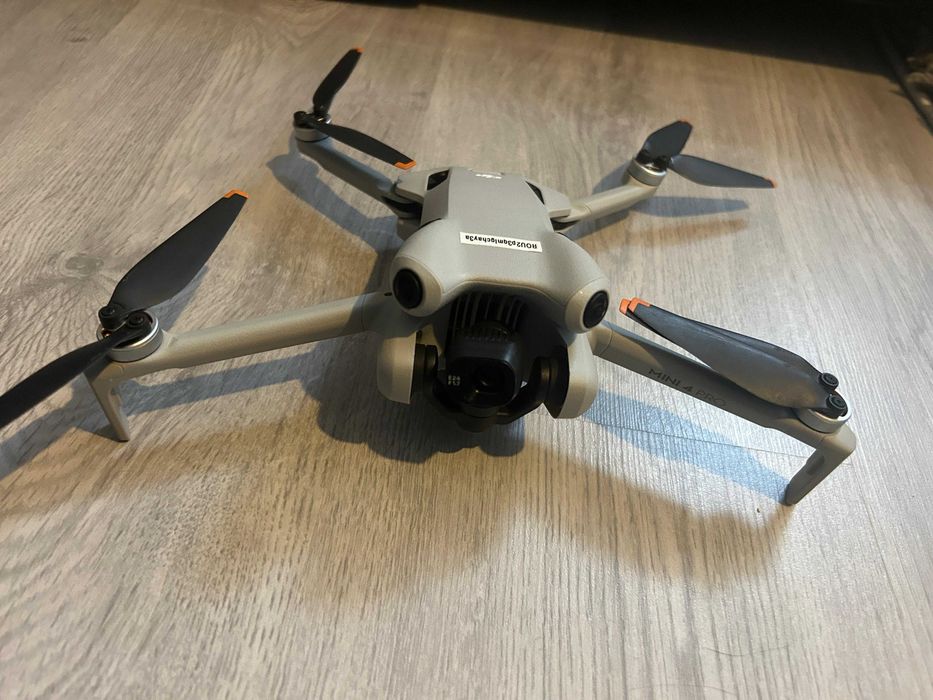Drona DEFECTA DJI Mini 4 PRO Fly More Combo