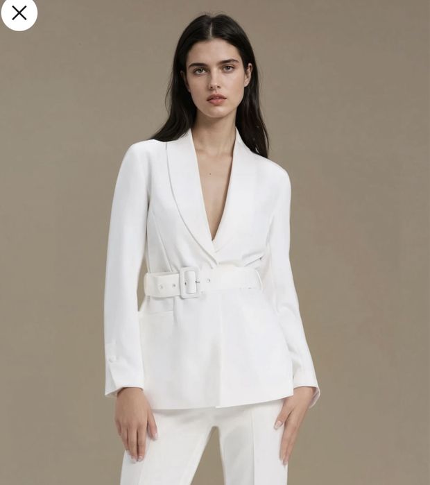 Бяло сако с колан