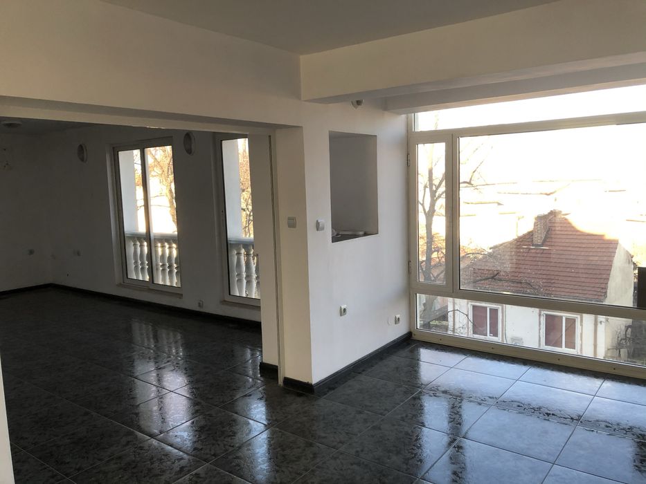 Дава се под наем Четиристаен апартамент в Кюстендил, Бузлуджа - 110 кв.м за 348.84 € - Снимка #1