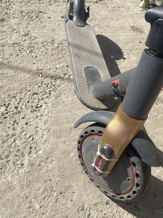 Trotinetă Electrică M365 Tuya, Avopro.  (tinuta in garaj, de asta este si asa prafuita) Negociabil