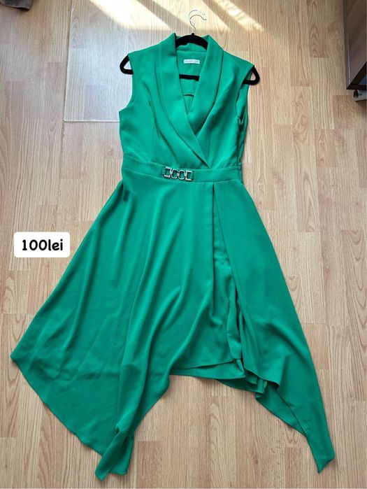 Se vand urmatoarele haine. In stare ft buna!