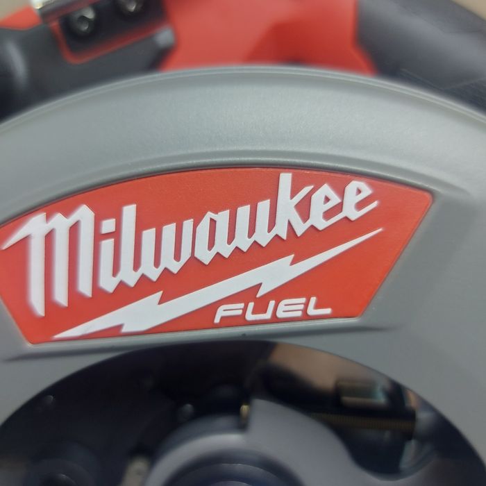 ПРОМОЦИЯ.Нов акумулаторен безчетков циркуляр Milwaukee M18 CCS55-0