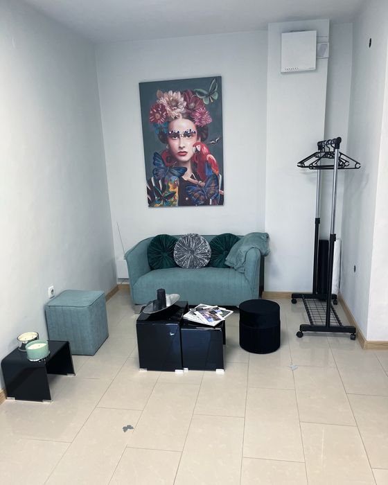 Диван с възглавнички, зелена табуретка, три масички