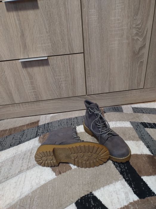 Чисто нови дамски боти