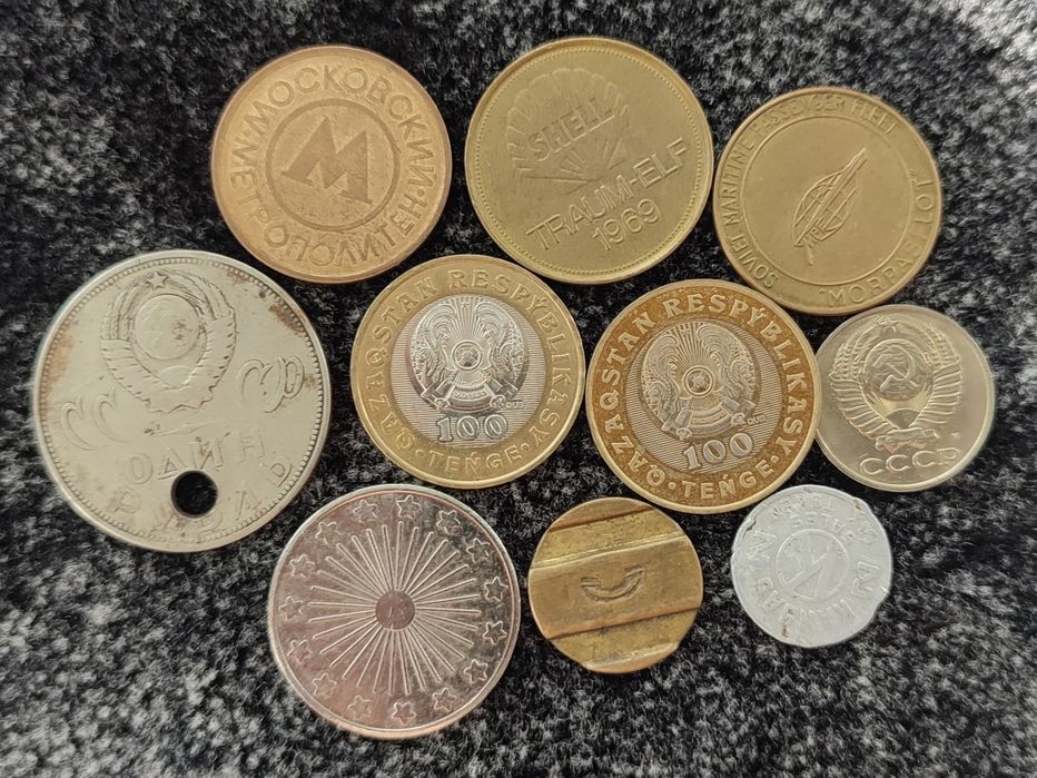 Жетоны и монеты.