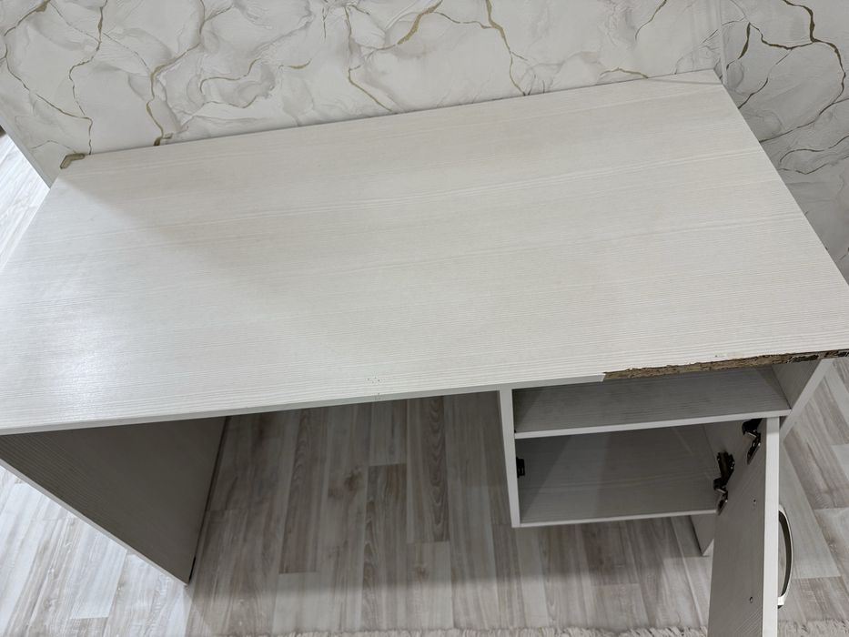 Письменный стол. В хорошем состояний