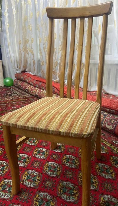 Stul sotiladi og'ir yaxwi xolati yaxshi yog'ochdan qilingan.