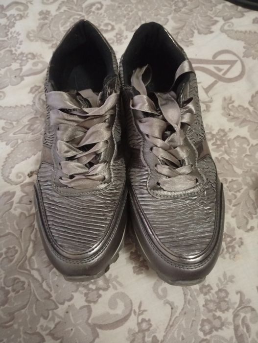 Кроссовки женские