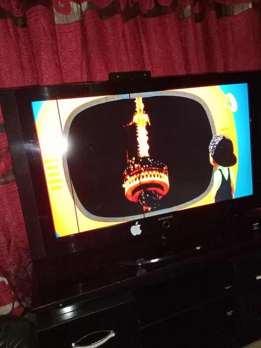 Телевизор Самсунг 43 лик,паласа тушган