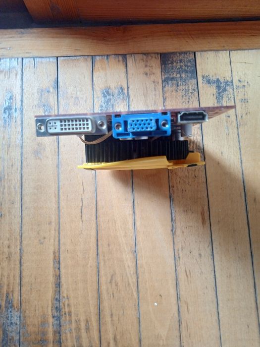 Видеокарта GT220 1GB