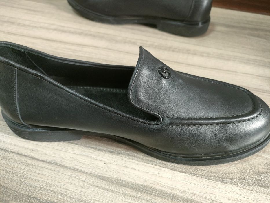 Кожаные лоферы 39р.