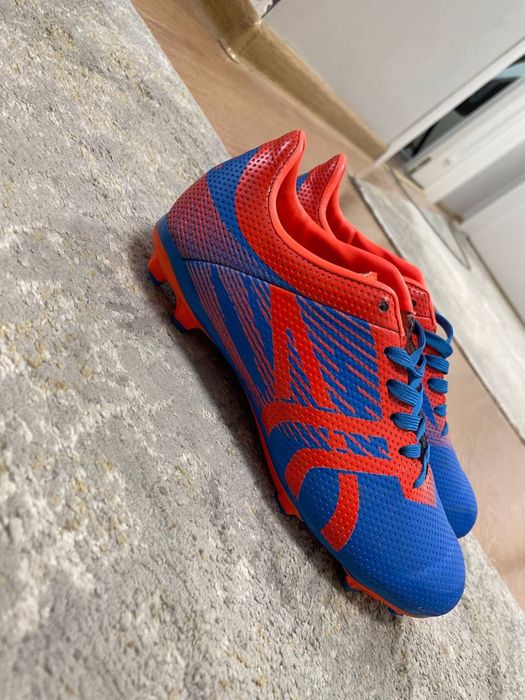 Футбольные бутсы сотилади.