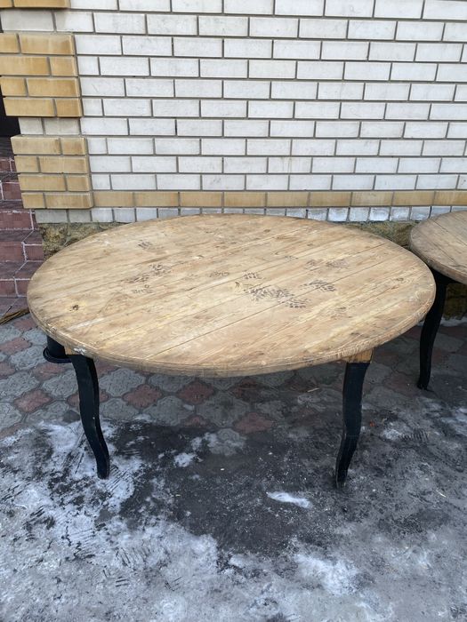 Продам круглый стол по 10тысяч