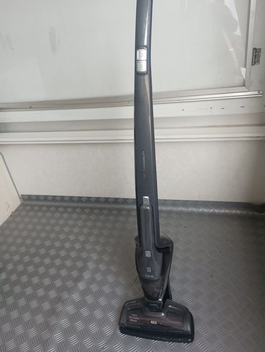 Права безкабелна прахосмукачка AEG 2в1