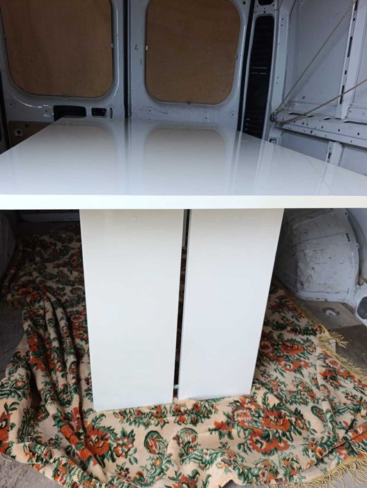 Masă modernă alb lucios – design elegant, ideală living / dining