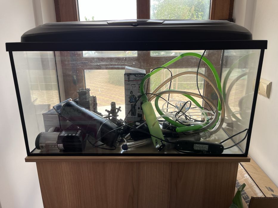De vanzare Acvariu cu acesorii si dulapior 120L