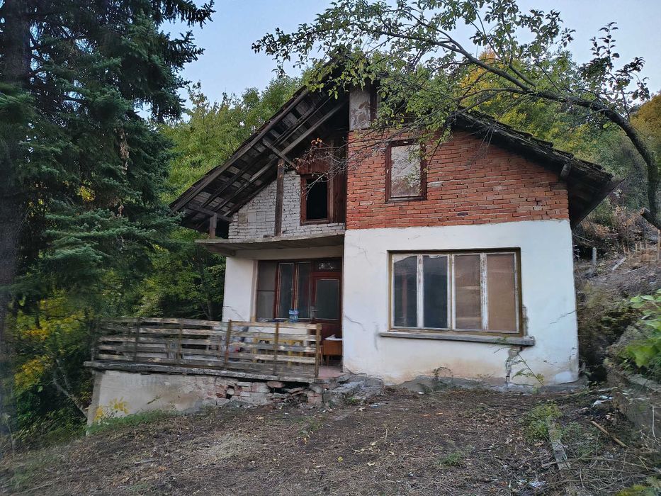 продава парцел с къща в с. Панчарево