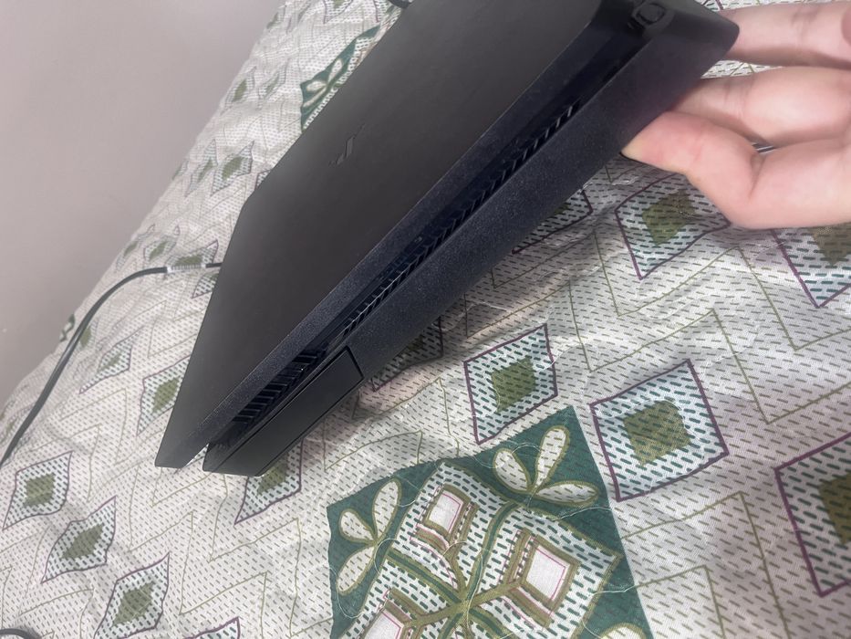 PS4 Slim 1 терабайт 2 джостика