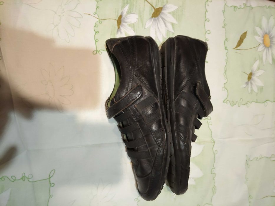 Продавам спортни дамски обувки от естествена кожа