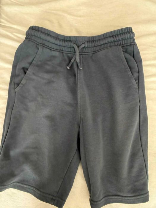 Екип Essentials.