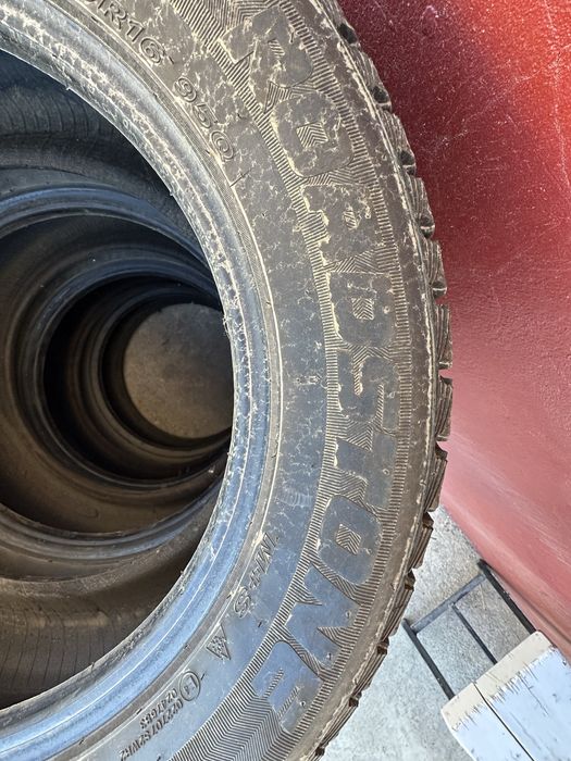 Зимный шины 215/60/16 Roadstone