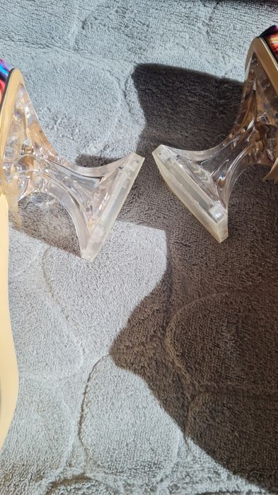 Sandale cu toc transparent