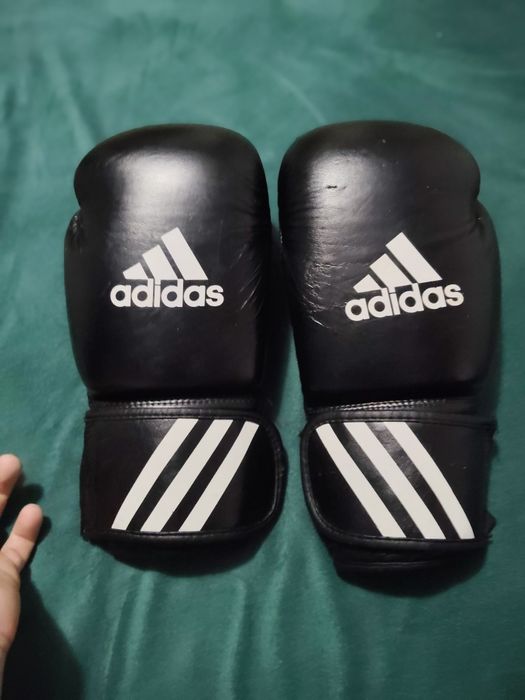 Vând mănuși de box sunt folosite dar nu sunt rupte nicăieri