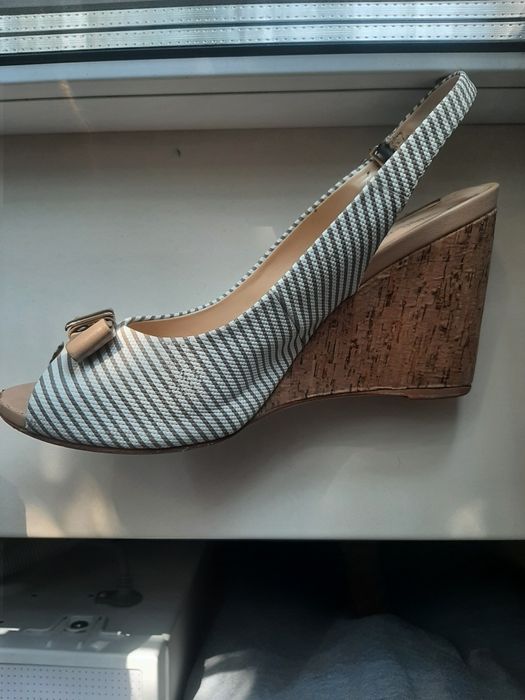 Продам женские босоножки