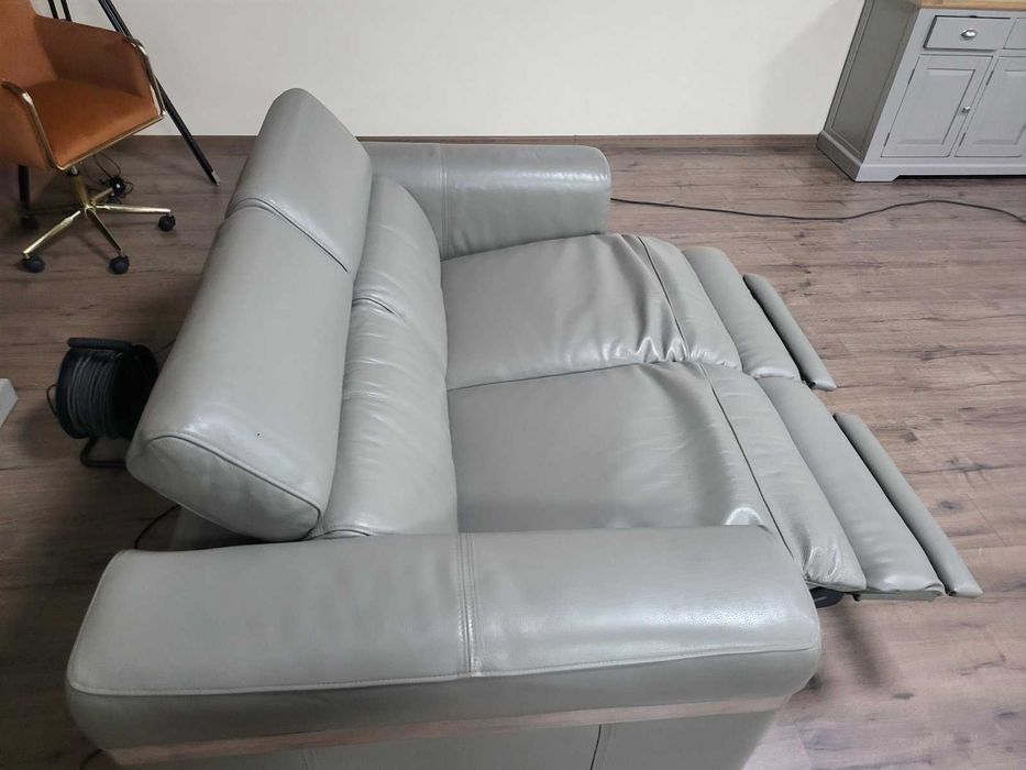 Сив кожен диван двойка Moreno с електрически релаксиращ механизъм