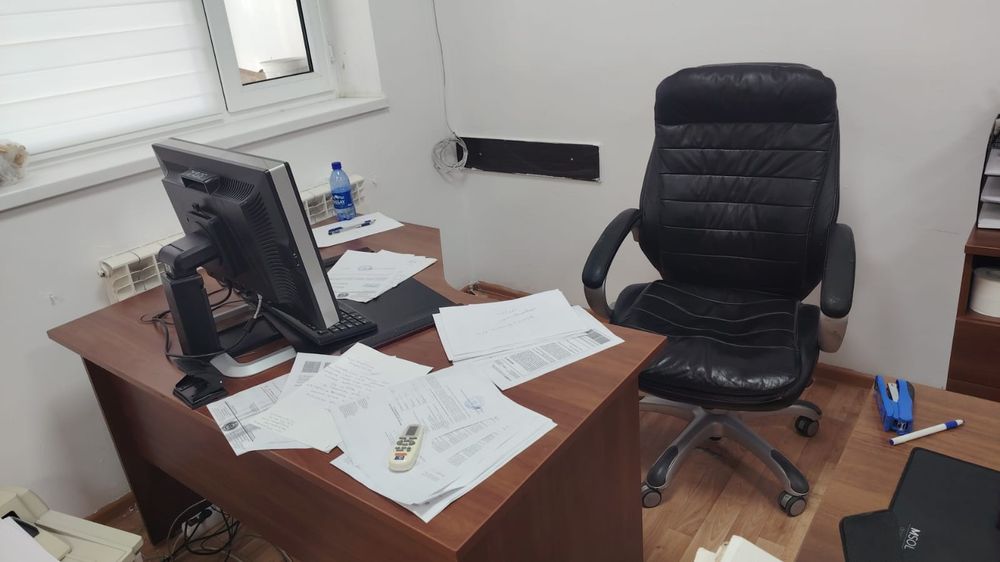 Продам стол для руководителя спереди ещё дополнительный столик