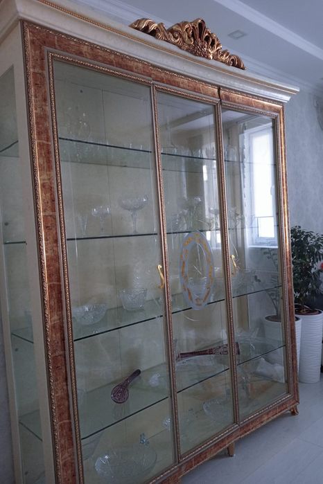 Сервант хорошему состояние