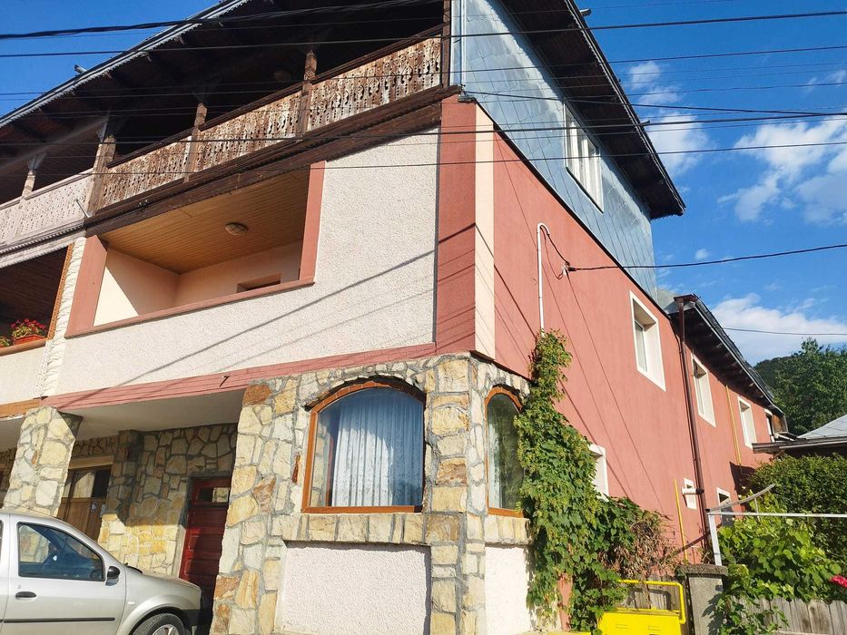 Casa de vanzare cu gradina, garaj si anexe