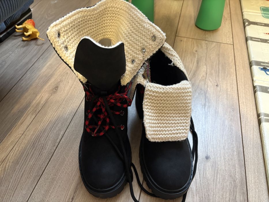 Продам женские ботинки Skechers